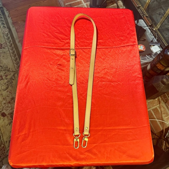 WOW POSHMARK Authentic Louis Vuitton Crossbody Strap = MAKE YOUR BAG A CROSSBODY - Picture 5 of 16